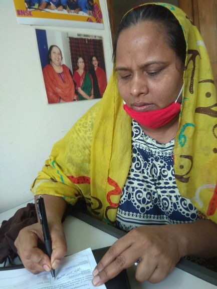 Woman migrant domestic worker filling in a complaint form